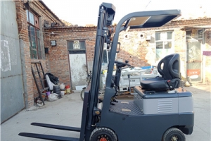 四輪叉車行人安全提示!