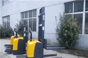 6大法則正確選購站架式電動堆高車!