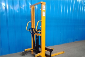 單門架手動堆高車兩大相關問題!