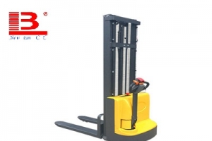 電動高位叉車和電動高空堆高車你還沒有分清嗎?