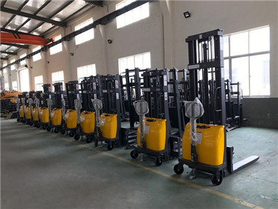 半電動托盤堆高車