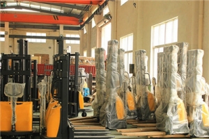 如何給輕型半電動(dòng)堆高車蓄電池進(jìn)行充電？應(yīng)注意什么？