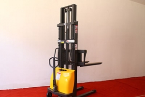 半電動堆高車是否要像普通機動車一樣進行年檢？