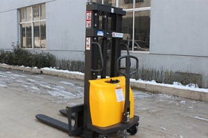 半電動堆高車的電瓶使用壽命是多久？怎樣保養(yǎng)？