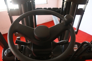 小型電動(dòng)叉車的轉(zhuǎn)向故障是什么原因造成的?