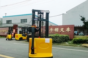 怎么正確保養電動堆高車?