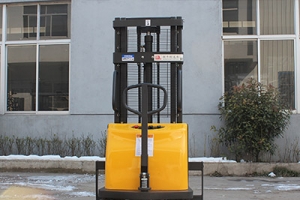 裝配半電動堆高車的起重鏈條需要注意什么?