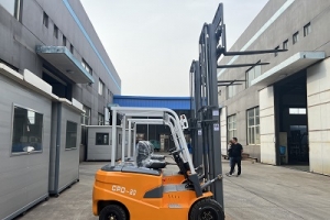 四輪電動叉車:高效、環保的現代物料搬運解決方案