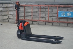 為什么聰明人都放棄手動搬運車?看完這款電動搬運車懂了