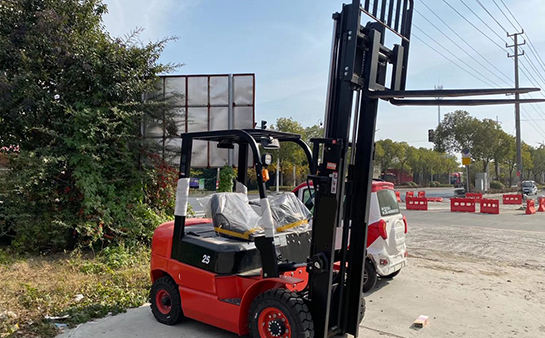 新牛盾燃油叉車展示