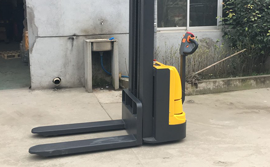 新牛盾堆高車產品