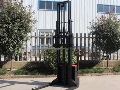 產品介紹:新牛頓跨腿式電動堆垛車