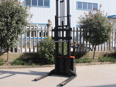 電動(dòng)叉車生產(chǎn)廠家專業(yè)講解步行式跨腿全電動(dòng)堆高車