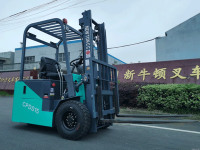 全電動三支點叉車為什么適配食品生產倉庫？