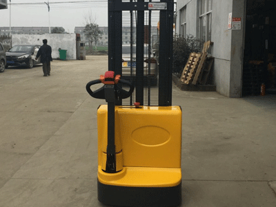 倉(cāng)庫(kù)地形窄小 選全電動(dòng)步行式堆高車很合適