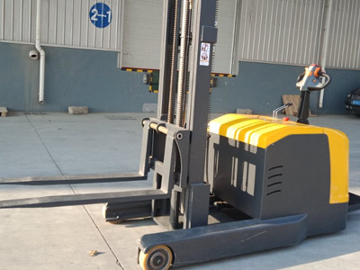 窄通道高效堆貨 怎么能少了站駕式前移堆高車？