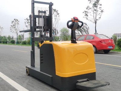 拒絕溢價(jià)!且看新牛盾4米升高站駕式平衡重堆高車