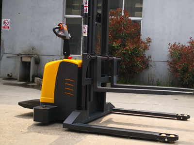 站駕式堆高車優(yōu)勢明顯