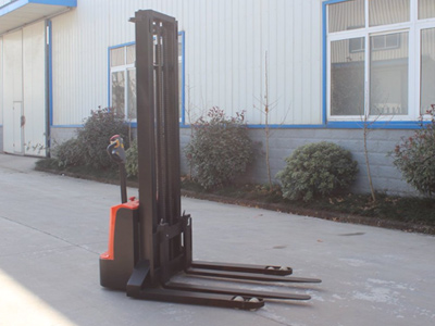 電動(dòng)堆高車展示