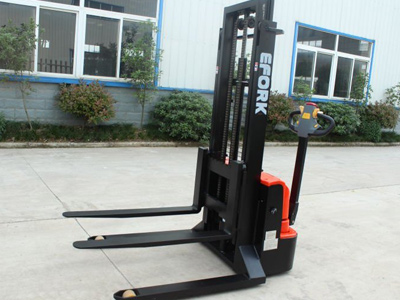 步行式跨腿堆高車