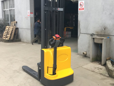 站駕式電動堆高車產品