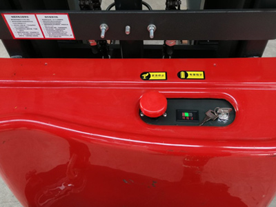 電動(dòng)堆高車細(xì)節(jié)