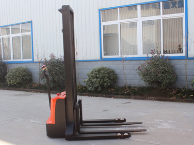 步行式跨腿堆高車