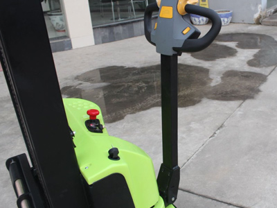 叉車(chē)生產(chǎn)制造廠家:江蘇省新牛盾叉車(chē)很給力