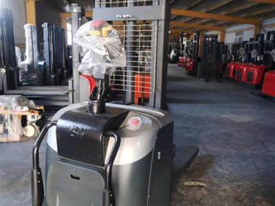 站駕式堆高車細節