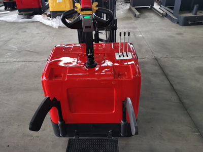 站駕式平衡重叉車