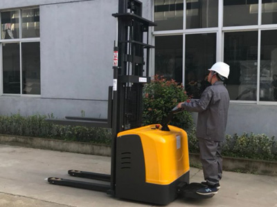 1.5噸站駕式電動(dòng)雙托盤(pán)堆垛機(jī)匹配多數(shù)作業(yè)場(chǎng)景