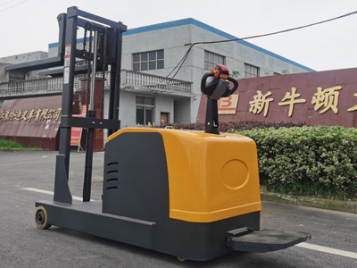 站駕式平衡重堆高車(chē)