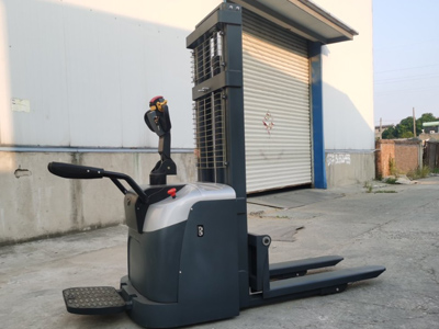 雙托盤堆垛機(jī)轉(zhuǎn)彎靈活嗎？倉庫用過都說好