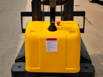 站駕電動堆高車