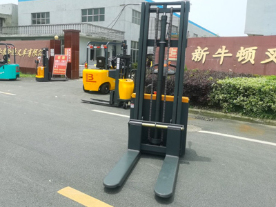 雙托盤堆垛機(jī)