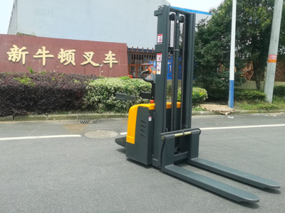 雙托盤堆垛機(jī)生產(chǎn)廠家支持定制嗎?新牛盾提供服務(wù)